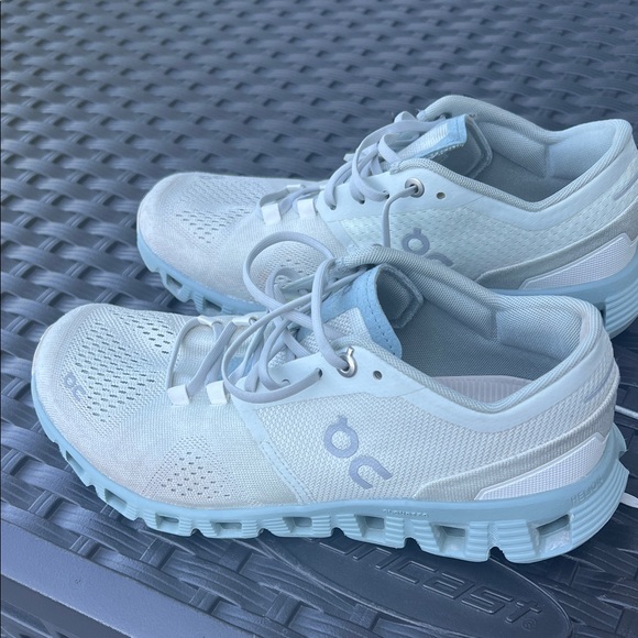 On Running with CloudTec technology Women's sky blue  Sneakers size 6.5 - Picture 1 of 9